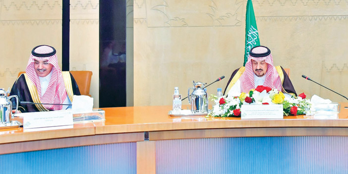  أمير منطقة الرياض خلال ترؤسه اجتماع اللجنة العليا