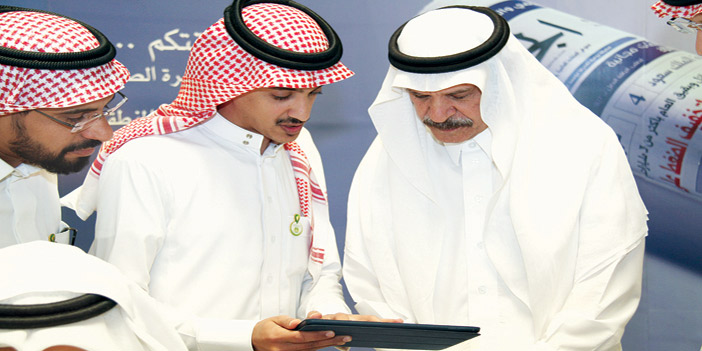  رئيس التحرير الزميل خالد المالك يطلع على تطبيق البريد السعودي من أعضاء الفريق