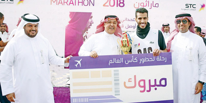  الفائز الأول في السباق يتسلم جائزته من الدكتور خالد البياري
