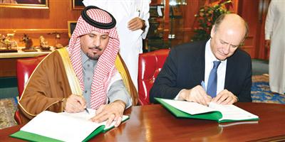 الأمير خالد بن عياف يوقّع عقد استكمال مشروع «إسكان الحرس الوطني» 