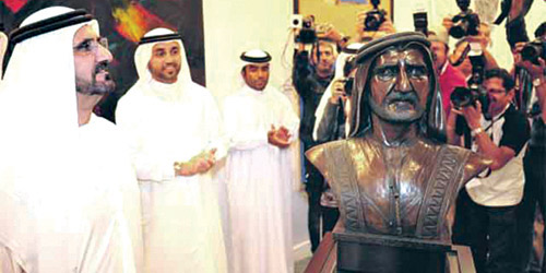   حاكم دبي خلال زيارته إحدى دورات معرض آرت دبي