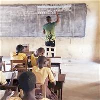 معلم من دولة غانا في قرية معزولة 