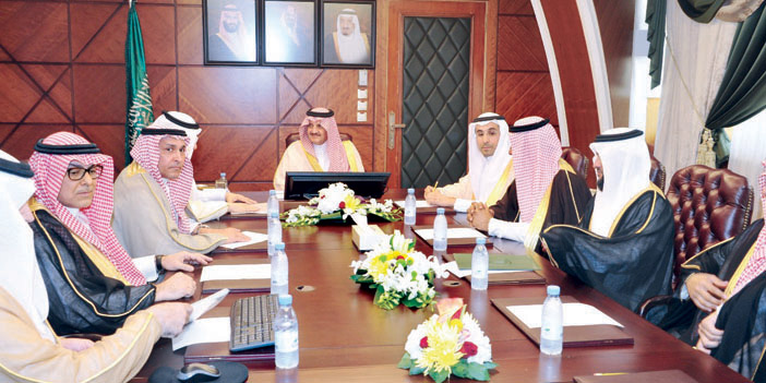   الأمير سعود بن نايف خلال تدشين المشاريع بحضور منسوبي الوزارة