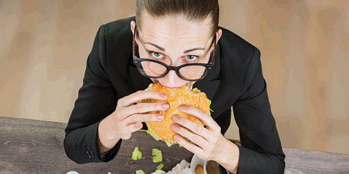 دراسة: تناول الطعام على المكتب خطر صحيًا 