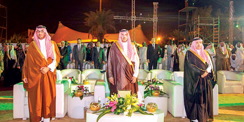   الأمير فيصل بن سلمان خلال رعايته حفل التخرّج