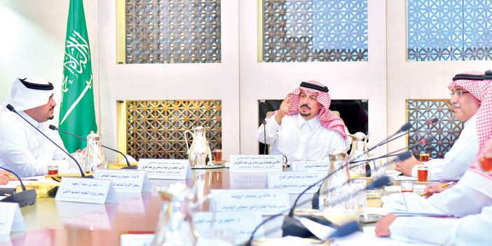  اجتماع أمير منطقة الرياض بمسئولي الأمانة  والتعليم