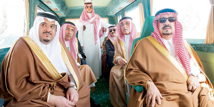  أمير منطقة الرياض ونائبه ومسؤول الأمانة يستقلون الباص