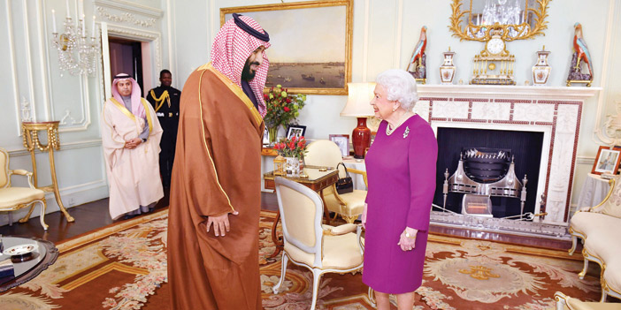  ولي العهد الأمير محمد بن سلمان خلال لقائه بالملكة اليزابيث الثانية أمس في قصر باكنجهام في لندن.