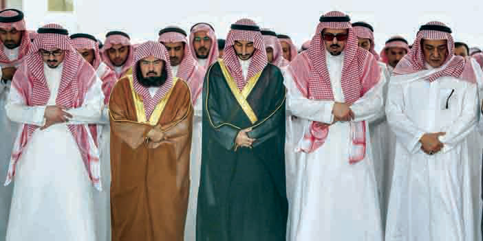 أداء صلاة الميت على الأمير بندر بن خالد بالمسجد الحرام 