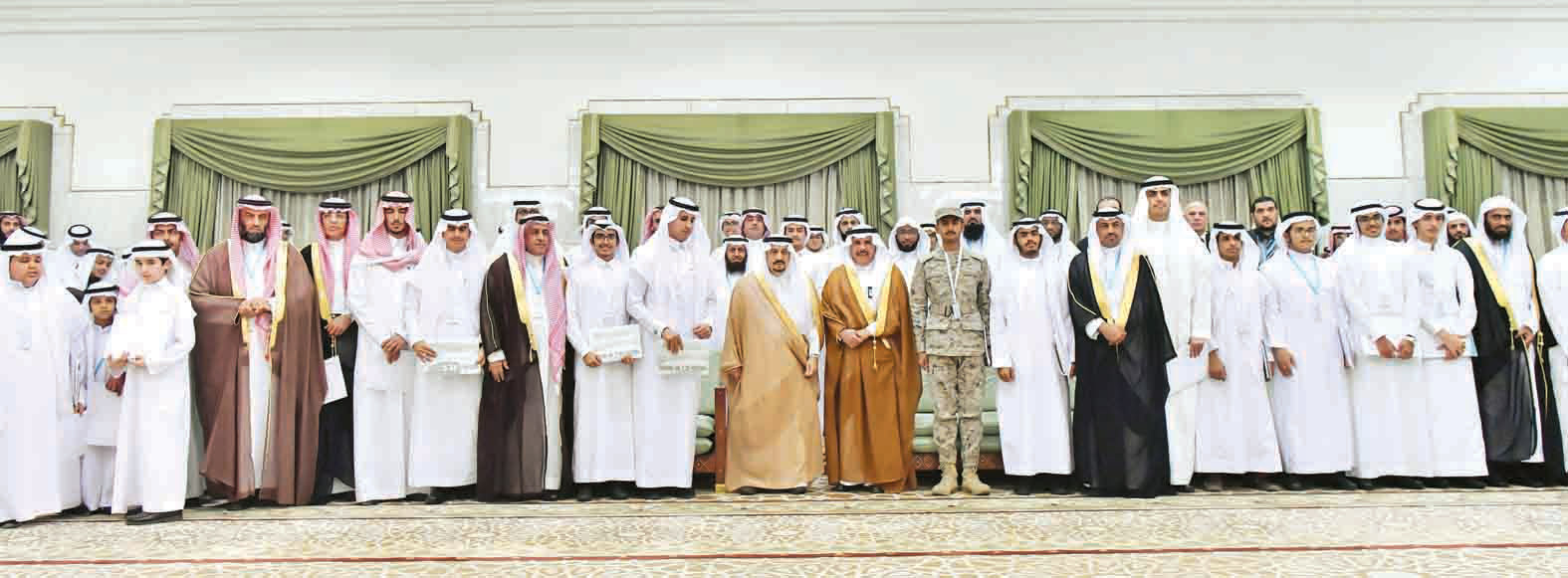  الأمير فيصل بن بندر خلال استقباله الطلاب والمعلمين المتميزين