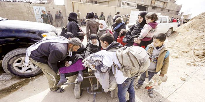  مدنيون أنهكهم الحصار والجوع يخرجون بشكل جماعي من الغوطة