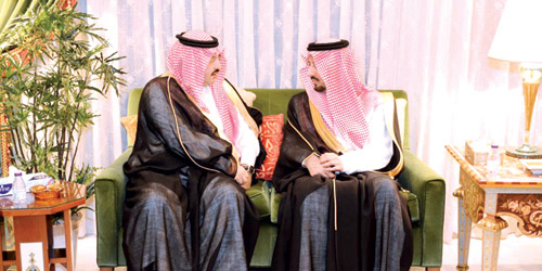  الأمير فيصل بن خالد خلال استقباله المعزين