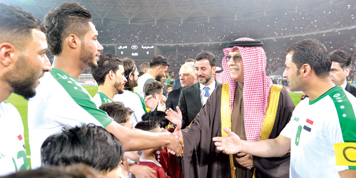  الشيخ سلمان آل خليفة يصافح لاعبي المنتخب العراقي قبيل مباراة السعودية