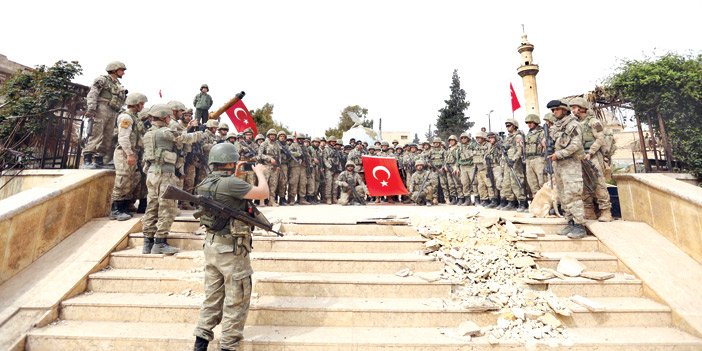 الجيش التركي يلتقط صورة في مركز مدينة عفرين بعد سيطرته الكاملة عليها
