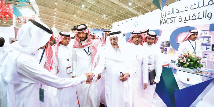  الأمير تركي الفيصل خلال زيارته معرض الكتاب