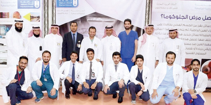  صورة جماعية للدكتور السيف مع الفريق الطبي