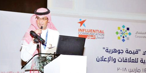  محمد الظفيري متحدثاً في الملتقى