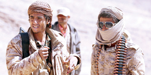  جنديان في الجيش الوطني اليمني في إحدى المعارك مع الحوثيين