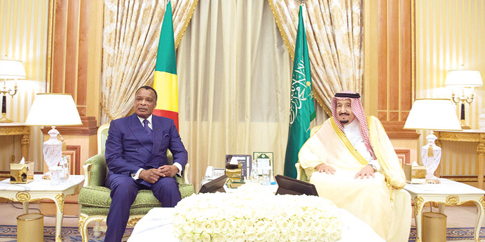  خادم الحرمين خلال اجتماعه مع رئيس جمهورية الكونغو أمس