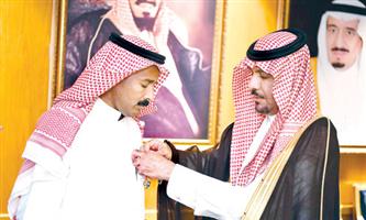 وزير الحرس الوطني يقلد شقيق الرشيدي وسام الملك عبدالعزيز 