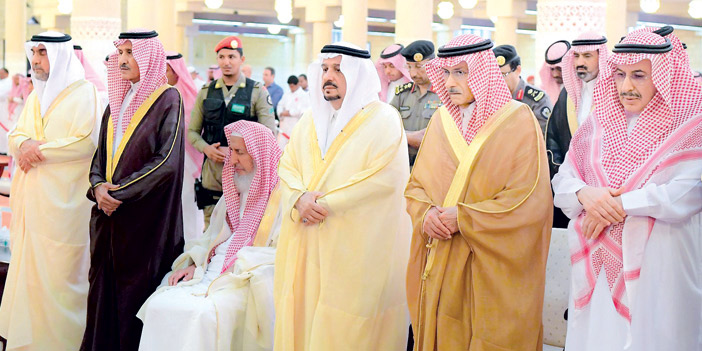 أمير منطقة الرياض ونائبه يؤديان الصلاة على والدة الأمير حسان بن مساعد 
