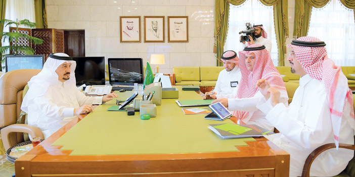  أمير منطقة الرياض خلال استقباله أمين عام لجنة الشباب