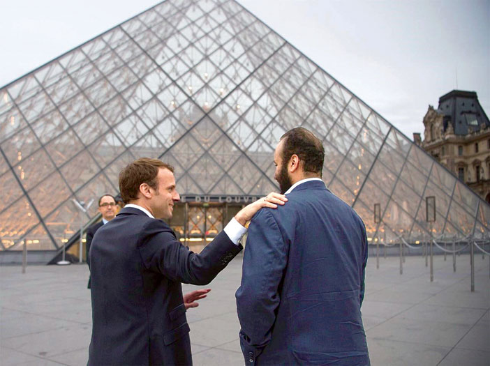  ولي العهد خلال لقائه الخاص أمس مع الرئيس الفرنسي بمتحف اللوفر في باريس