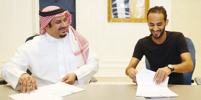  صورة من توقيع العقد بين الأمير نواف وعبدالله عطيف