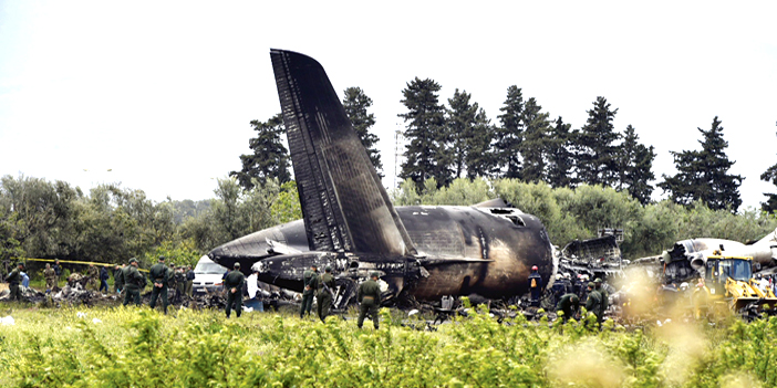  الطائرة الجزائرية المنكوبة بعد تحطمها على الحقول جنوب الجزائر
