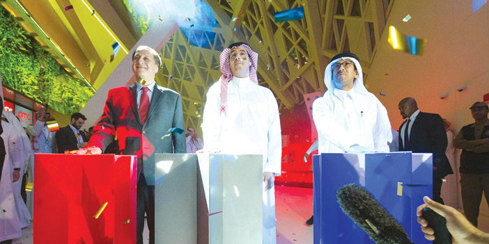 وزير الثقافة والإعلام يفتتح أول دار عرض سينمائي في المملكة بحضور شخصيات محلية وعالمية 