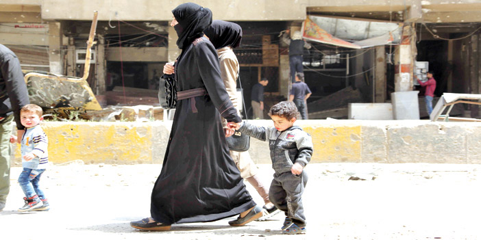  سوريون يعودون إلى دوما المدمرة بعد خروج قوات الأسد منها