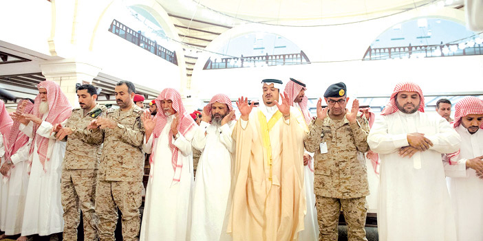  الأمير محمد بن عبدالرحمن اثناء تادية الصلاة على الشهيد القحطاني