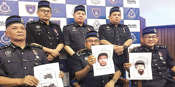  الشرطة الماليزية تعرض صورتي المتشبه بهما في جريمة القتل
