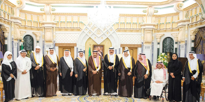  خادم الحرمين خلال استقباله أعضاء مجلس أمناء مركز الملك عبدالعزيز للحوار الوطني