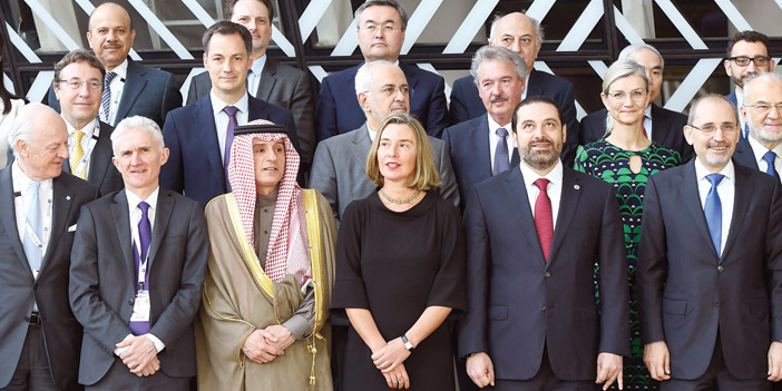 الجبير  يتوسط عدداً من المسؤوليين الدوليين أثناء مؤتمر «ندعم مستقبل سوريا والمنطقة» في بروكسل