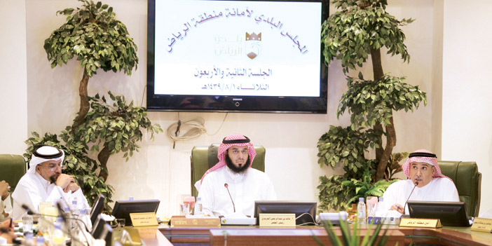  أمين منطقة الرياض ورئيس المجلس في اجتماع سابق