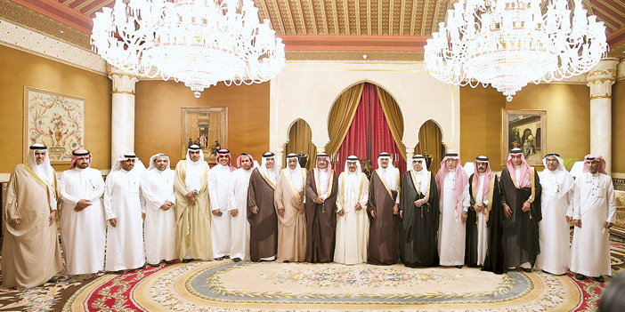  رئيس وزراء البحرين الأمير خليفة بن سلمان خلال استقباله رؤساء تحرير الصحف السعودية