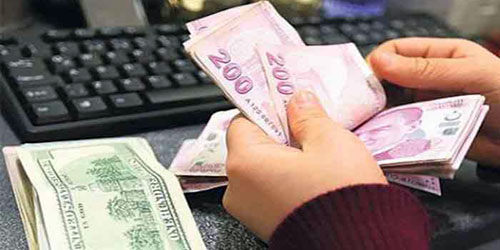 الليرة التركية تتراجع صوب مستوى قياسي منخفض أمام الدولار 