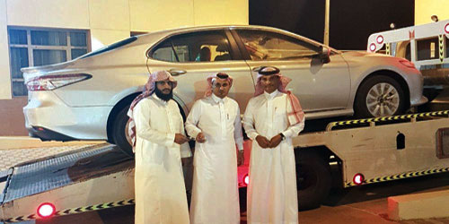تسلموا السيارة التي أعلن الأمير تركي بن طلال تبرعه بها لأبناء المعلمة 