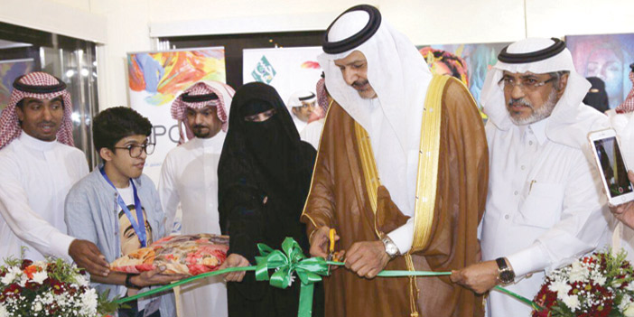  الأمير فيصل بن محمد يقص شريط افتتاح المعرض