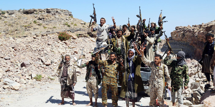  القوات الشرعية أثناء تقدمهم في احد المواقع ضد الحوثيين