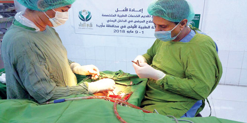  الفريق الطبي أثناء إجراء العمليات الجراحية