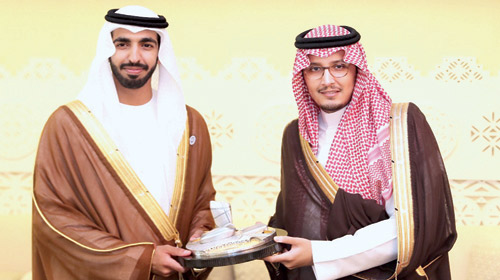  الأمير أحمد بن فهد يقدم إهداء تذكاريًّا للشيخ شخبوط بن نهيان
