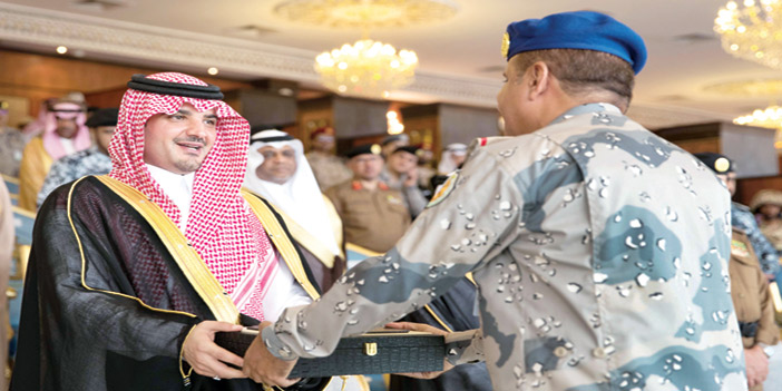  الأمير عبدالعزيز بن سعود خلال رعايته لحفل التخريج
