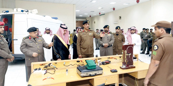  الأمير  بدر بن سلطان يتفقد شرطة الجوف