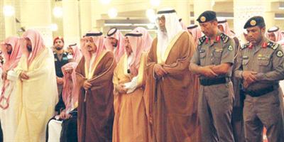 الأمير فيصل بن بندر يؤدي صلاة الميت على الشيخ ابن ماجد 