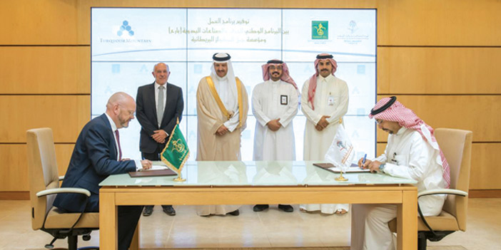 الأمير سلطان بن سلمان خلال حضوره توقيع البرنامج