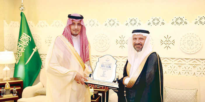  الأمير أحمد بن فهد يتسلم درعًا تذكارية