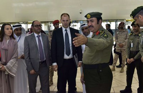 نائب القنصل الأمريكي يزور جوازات مطار الملك خالد 
