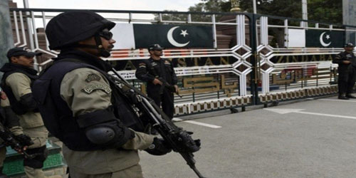 باكستان تقتل قياديا إرهابيا وانتحاريين 